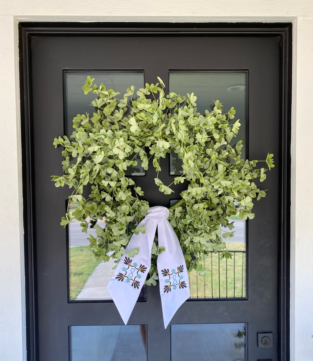 Ivory Wreath Sash With Appliqué – Biscuit Home